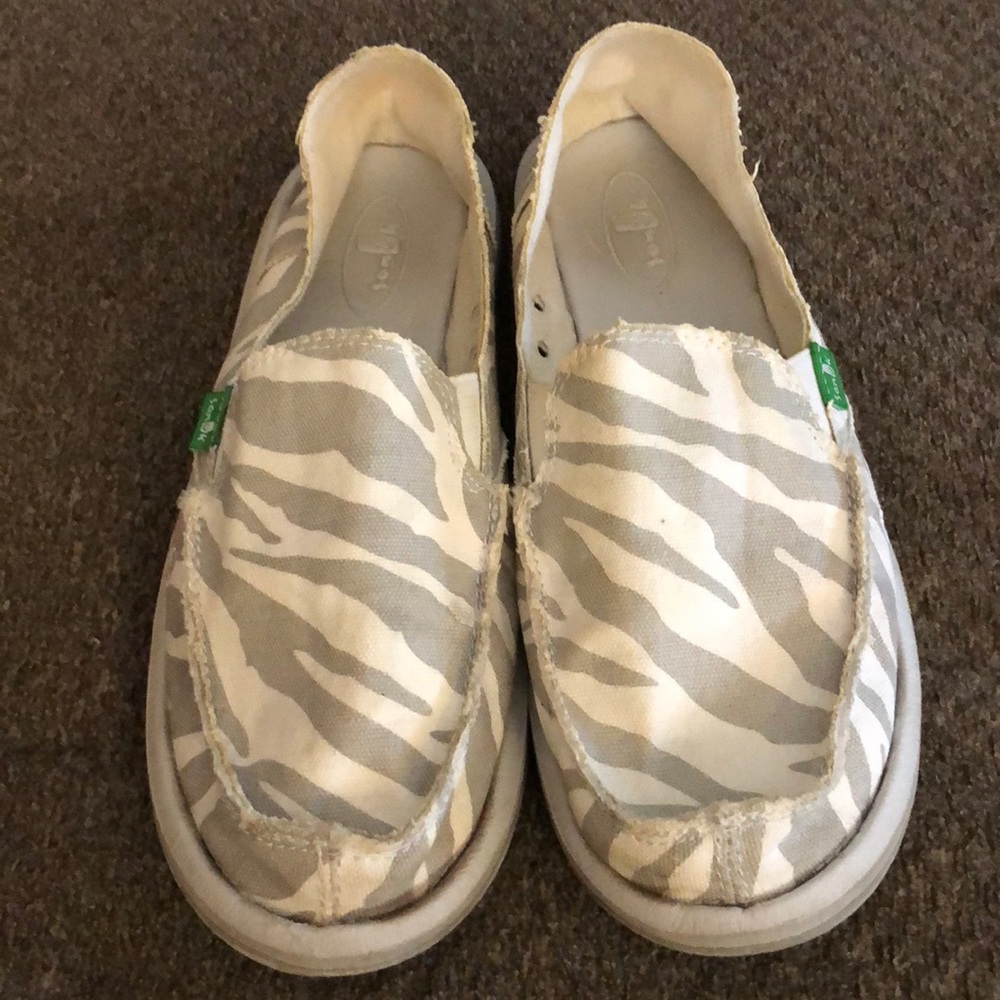 Women’s Sanuks like new